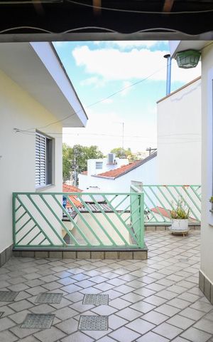 Casa à venda com 185m², 3 quartos e 2 vagas Casa à venda com 185m², 3 quartos e 2 vagasTerraço