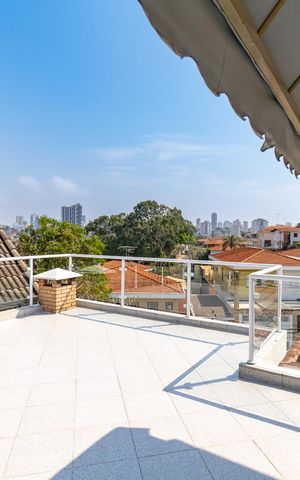 Casa à venda com 650m², 3 quartos e 2 vagas Casa à venda com 650m², 3 quartos e 2 vagasVaranda da suíte 2