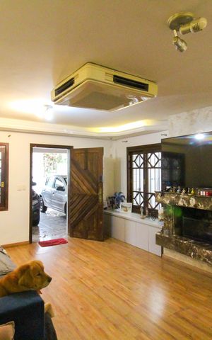 Casa à venda com 150m², 6 quartos e 4 vagas Casa à venda com 150m², 6 quartos e 4 vagasCasa 1 - Sala