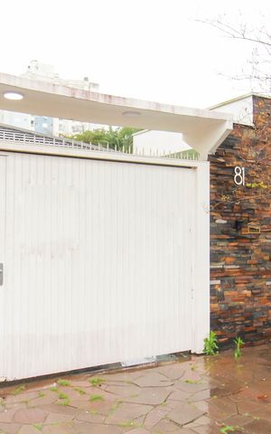 Casa à venda com 150m², 6 quartos e 4 vagas Casa à venda com 150m², 6 quartos e 4 vagasFachada