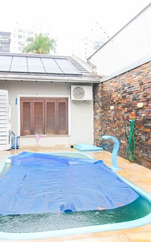 Casa à venda com 150m², 6 quartos e 4 vagas Casa à venda com 150m², 6 quartos e 4 vagasÁrea externa