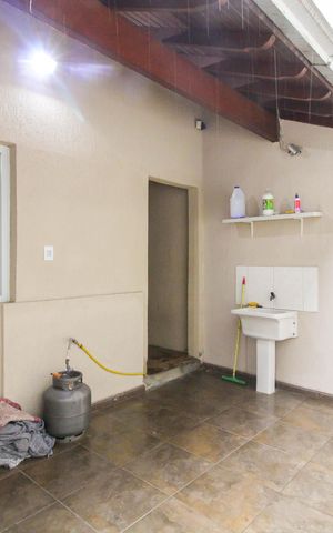 Casa à venda com 150m², 6 quartos e 4 vagas Casa à venda com 150m², 6 quartos e 4 vagasCasa 1 - Área de Serviço