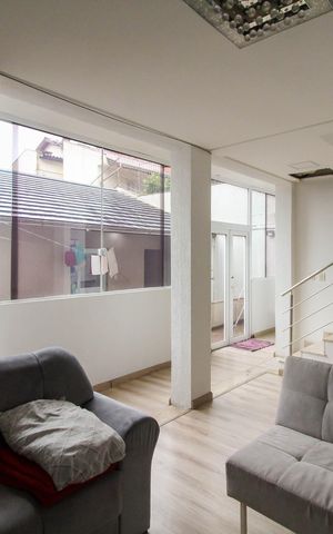 Casa à venda com 150m², 6 quartos e 4 vagas Casa à venda com 150m², 6 quartos e 4 vagasCasa 2 - Sala