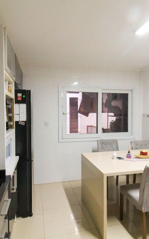 Casa à venda com 150m², 6 quartos e 4 vagas Casa à venda com 150m², 6 quartos e 4 vagasCasa 1 - Cozinha