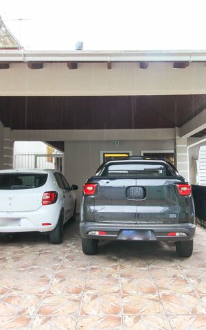 Casa à venda com 150m², 6 quartos e 4 vagas Casa à venda com 150m², 6 quartos e 4 vagasÁrea externa