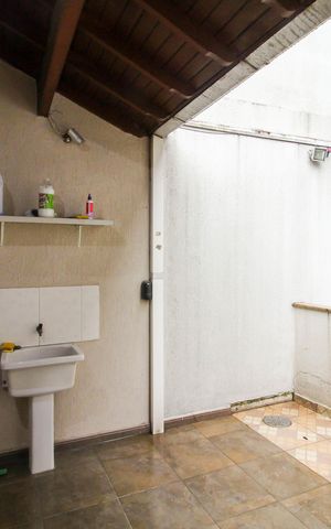 Casa à venda com 150m², 6 quartos e 4 vagas Casa à venda com 150m², 6 quartos e 4 vagasCasa 1 - Área de Serviço