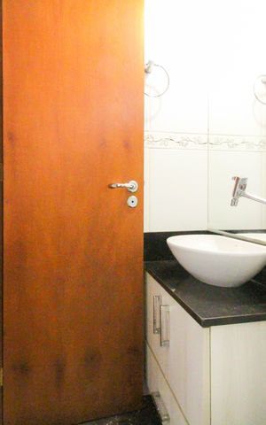 Casa à venda com 150m², 6 quartos e 4 vagas Casa à venda com 150m², 6 quartos e 4 vagasCasa 2 - Banheiro Social