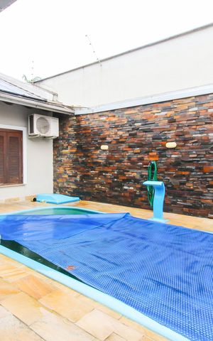 Casa à venda com 150m², 6 quartos e 4 vagas Casa à venda com 150m², 6 quartos e 4 vagasÁrea externa