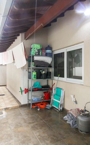 Casa à venda com 150m², 6 quartos e 4 vagas Casa à venda com 150m², 6 quartos e 4 vagasCasa 1 - Área de Serviço