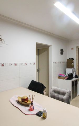Casa à venda com 150m², 6 quartos e 4 vagas Casa à venda com 150m², 6 quartos e 4 vagasCasa 1 - Cozinha