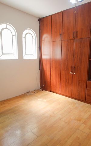 Casa à venda com 181m², 2 quartos e 2 vagasEdícula - sala