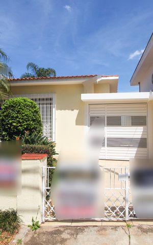 Casa à venda com 181m², 2 quartos e 2 vagas Casa à venda com 181m², 2 quartos e 2 vagasFachada
