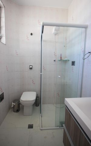 Casa à venda com 181m², 2 quartos e 2 vagasBanheiro do Quarto 2
