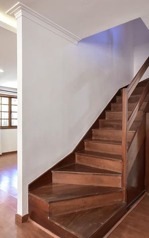 Casa de condomínio para alugar com 300m², 4 quartos e 5 vagasEscada