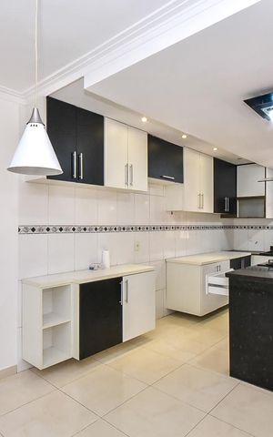 Casa de condomínio para alugar com 300m², 4 quartos e 5 vagasCozinha