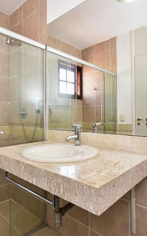 Casa de condomínio para alugar com 300m², 4 quartos e 5 vagasBanheiro da Suíte 2