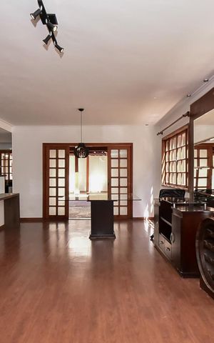 Casa de condomínio para alugar com 300m², 4 quartos e 5 vagasSala