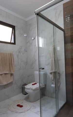 Casa à venda com 260m², 4 quartos e 2 vagasBanheiro da Suíte 4