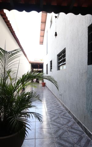 Casa à venda com 260m², 4 quartos e 2 vagasCorredor Lateral
