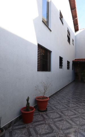 Casa à venda com 260m², 4 quartos e 2 vagasCorredor Lateral