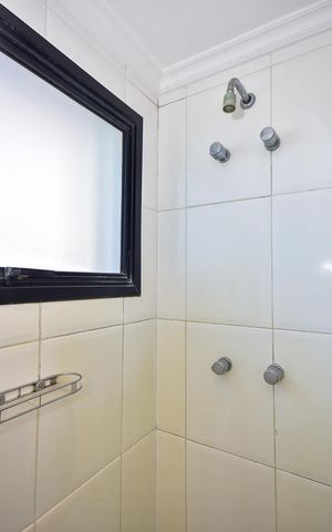Apartamento à venda com 288m², 4 quartos e 4 vagasChuveiro do banheiro da Suíte 4