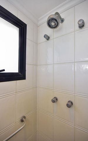 Apartamento à venda com 288m², 4 quartos e 4 vagasChuveiro da Suíte 1