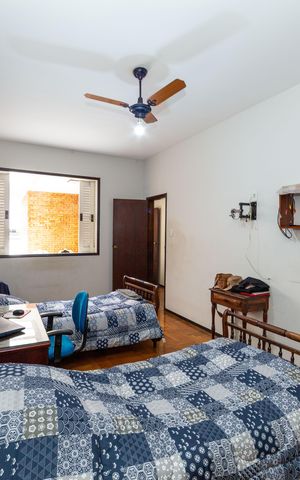 Casa à venda com 720m², 8 quartos e 8 vagas Casa à venda com 720m², 8 quartos e 8 vagasQuarto 1