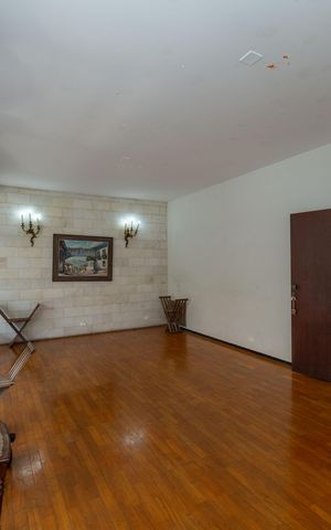 Casa à venda com 720m², 8 quartos e 8 vagas Casa à venda com 720m², 8 quartos e 8 vagasSala
