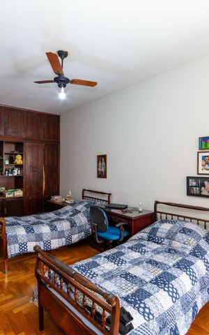 Casa à venda com 720m², 8 quartos e 8 vagas Casa à venda com 720m², 8 quartos e 8 vagasQuarto 1