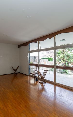 Casa à venda com 720m², 8 quartos e 8 vagas Casa à venda com 720m², 8 quartos e 8 vagasSala