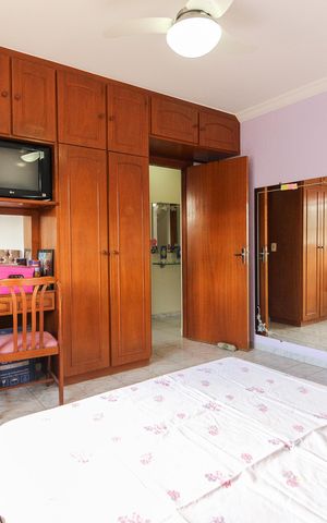 Casa à venda com 300m², 3 quartos e 4 vagas Casa à venda com 300m², 3 quartos e 4 vagasQuarto 2