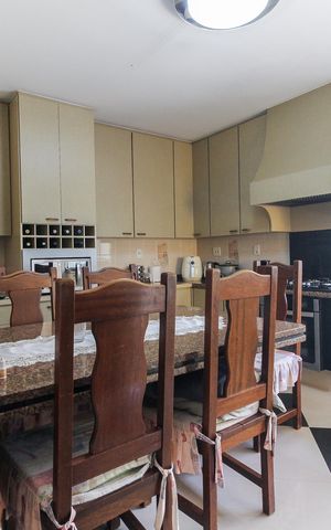 Casa à venda com 300m², 3 quartos e 4 vagas Casa à venda com 300m², 3 quartos e 4 vagasCozinha