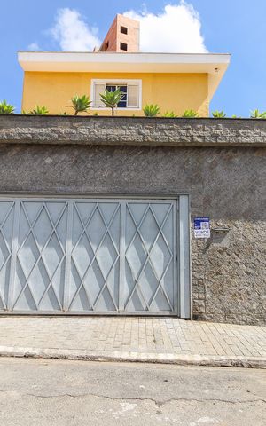 Casa à venda com 300m², 3 quartos e 4 vagas Casa à venda com 300m², 3 quartos e 4 vagasFachada