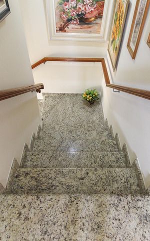 Casa à venda com 300m², 3 quartos e 4 vagas Casa à venda com 300m², 3 quartos e 4 vagasEscada