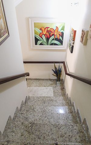 Casa à venda com 300m², 3 quartos e 4 vagas Casa à venda com 300m², 3 quartos e 4 vagasEscada