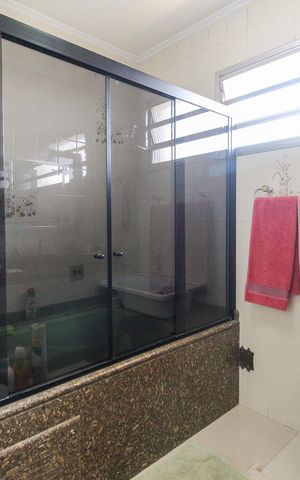 Casa à venda com 300m², 3 quartos e 4 vagas Casa à venda com 300m², 3 quartos e 4 vagasBanheiro da Suíte