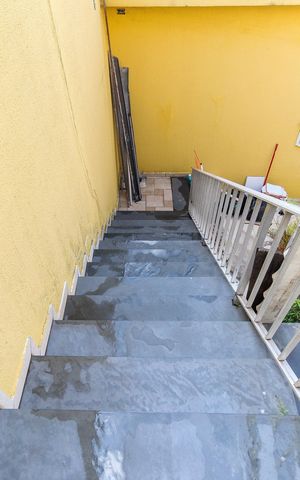Casa à venda com 300m², 3 quartos e 4 vagas Casa à venda com 300m², 3 quartos e 4 vagasEscada