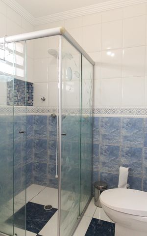 Casa à venda com 300m², 3 quartos e 4 vagas Casa à venda com 300m², 3 quartos e 4 vagasBanheiro Social