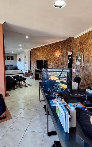 Casa de condomínio à venda com 280m², 4 quartos e 2 vagas Casa de condomínio à venda com 280m², 4 quartos e 2 vagasSala 2