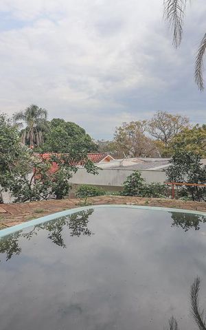 Casa à venda com 150m², 3 quartos e 4 vagasFundos