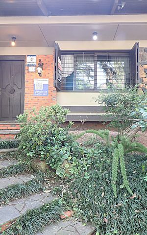 Casa para alugar com 338m², 5 quartos e 4 vagasFachada 