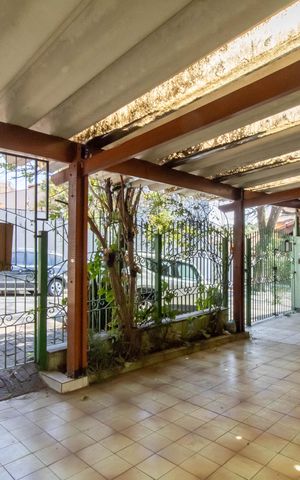 Casa à venda com 250m², 3 quartos e 3 vagas Casa à venda com 250m², 3 quartos e 3 vagasGaragem