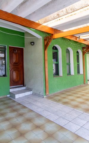 Casa à venda com 250m², 3 quartos e 3 vagas Casa à venda com 250m², 3 quartos e 3 vagasGaragem