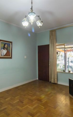 Casa à venda com 250m², 3 quartos e 3 vagas Casa à venda com 250m², 3 quartos e 3 vagasSala
