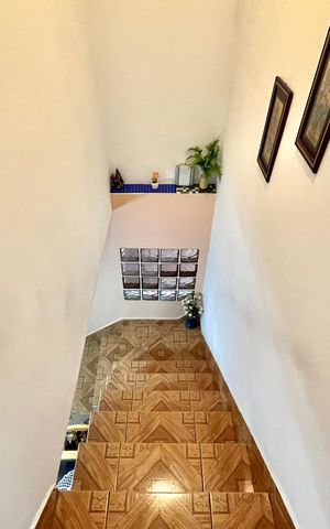 Casa à venda com 100m², 4 quartos e 1 vaga Casa à venda com 100m², 4 quartos e 1 vagaEscada