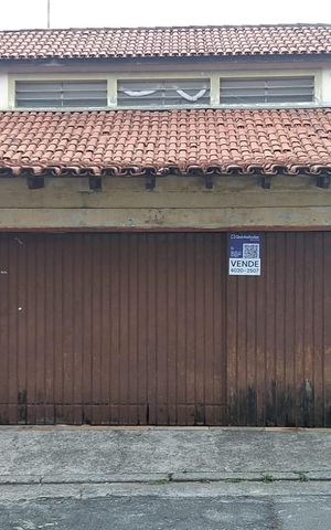 Casa à venda com 316m², 6 quartos e 2 vagas Casa à venda com 316m², 6 quartos e 2 vagasFachada