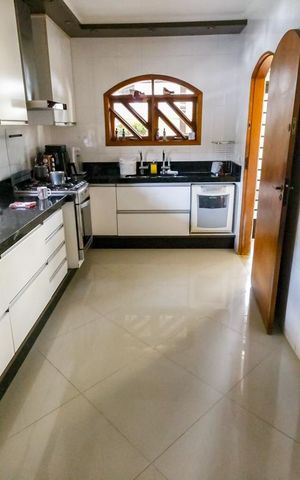 Casa à venda com 410m², 4 quartos e 4 vagas Casa à venda com 410m², 4 quartos e 4 vagasCozinha