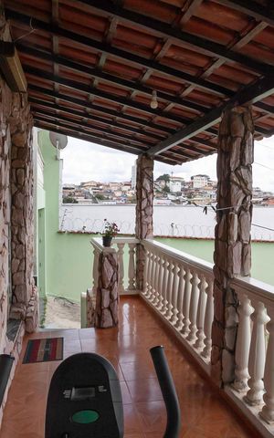 Casa à venda com 200m², 4 quartos e 4 vagas Casa à venda com 200m², 4 quartos e 4 vagasVaranda