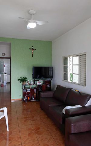Casa à venda com 200m², 4 quartos e 4 vagas Casa à venda com 200m², 4 quartos e 4 vagasSala
