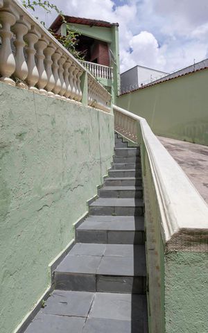 Casa à venda com 200m², 4 quartos e 4 vagas Casa à venda com 200m², 4 quartos e 4 vagasEntrada